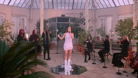 Monumental- Ellie Goulding at Kew Gardens 2023